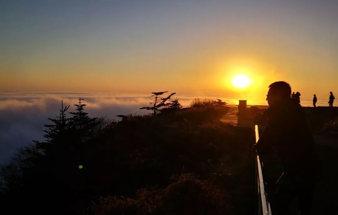 或是亲吻整个日出的时间不会持续太久有时云堆会遮住太阳阳光却从云里