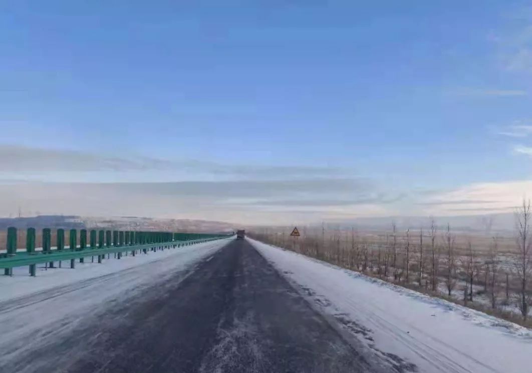 省道307线锡林浩特至西乌旗段部分路段有薄雪或结冰