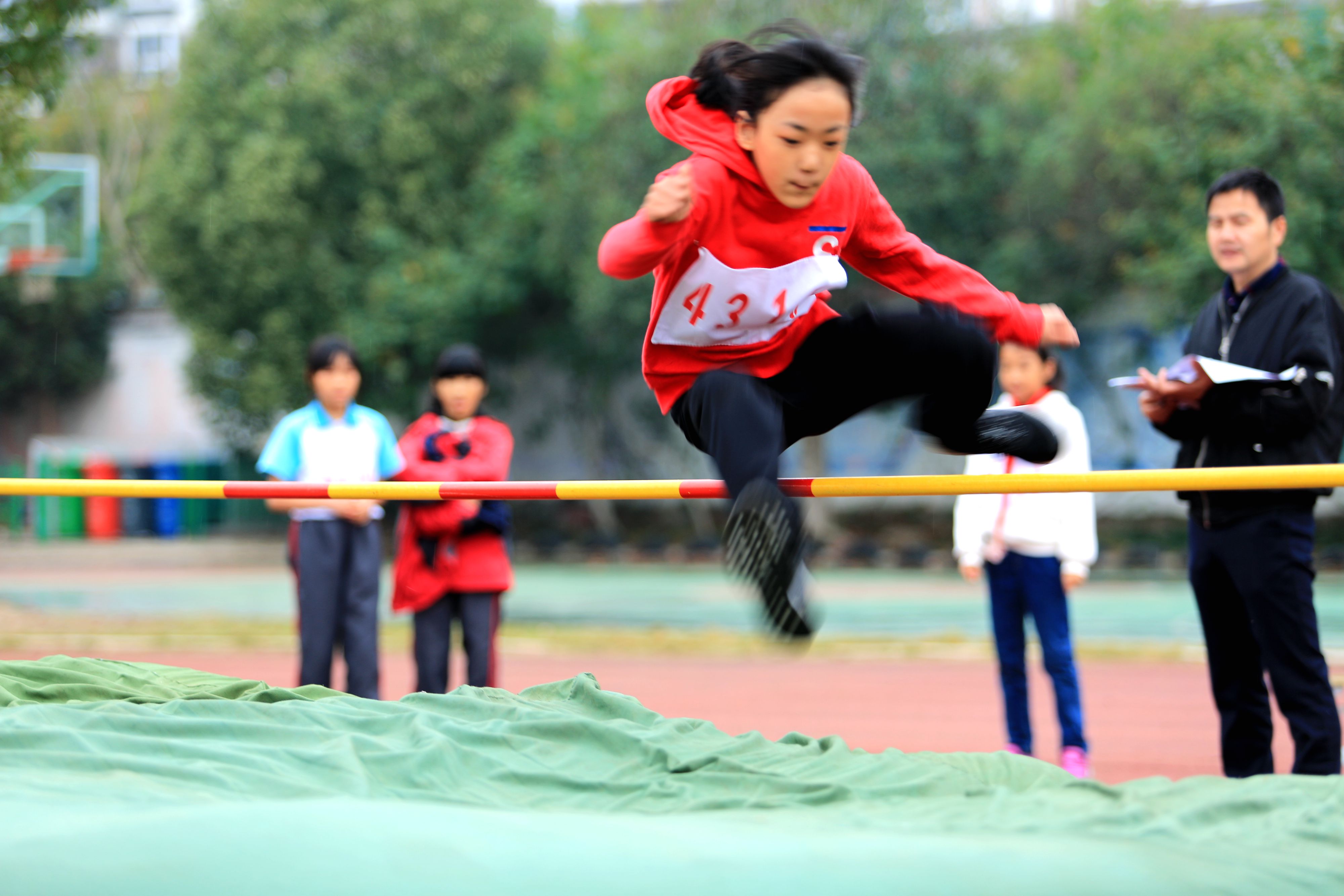 浙江仙居:小学生运动会上显身手