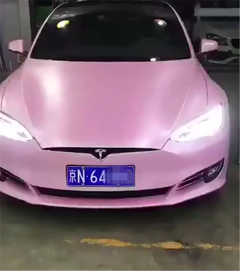 北京偶遇106万特斯拉车漆粉色很骚气车尾一物比车更吸睛