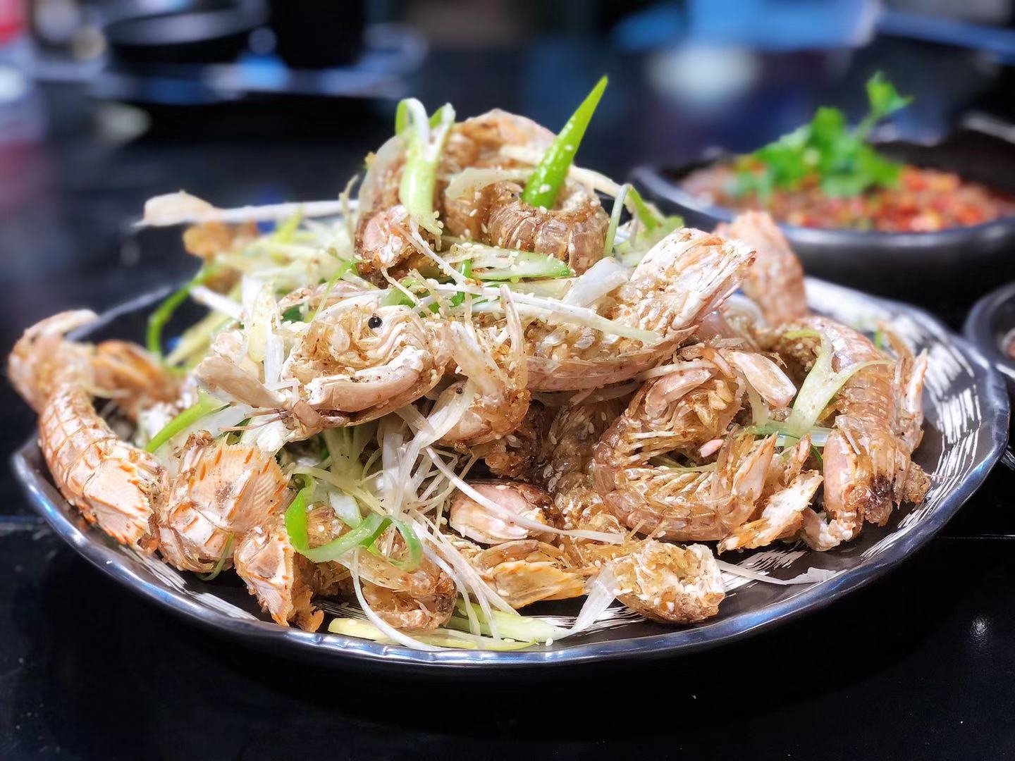宁波东海的巨型爬爬虾，外表凶猛却肉质细嫩，清水煮煮又嫩又甜。_潮爸