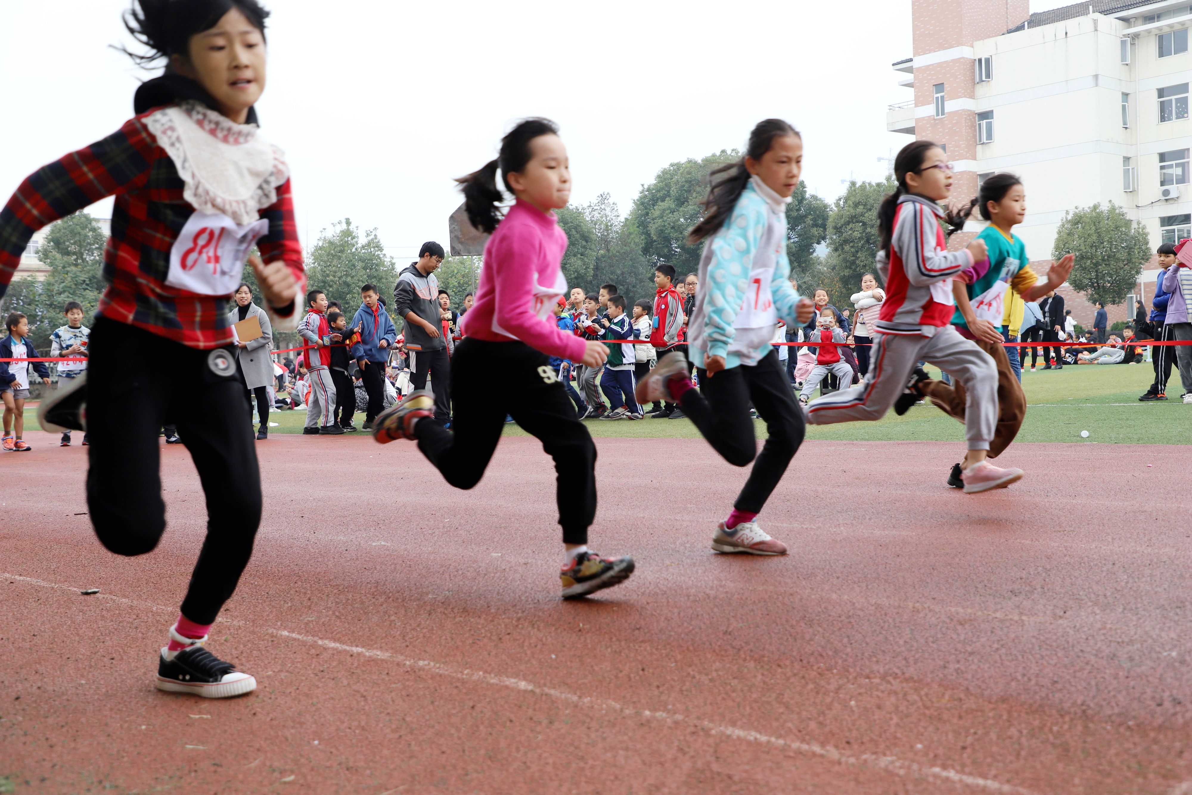 浙江仙居小学生运动会上显身手