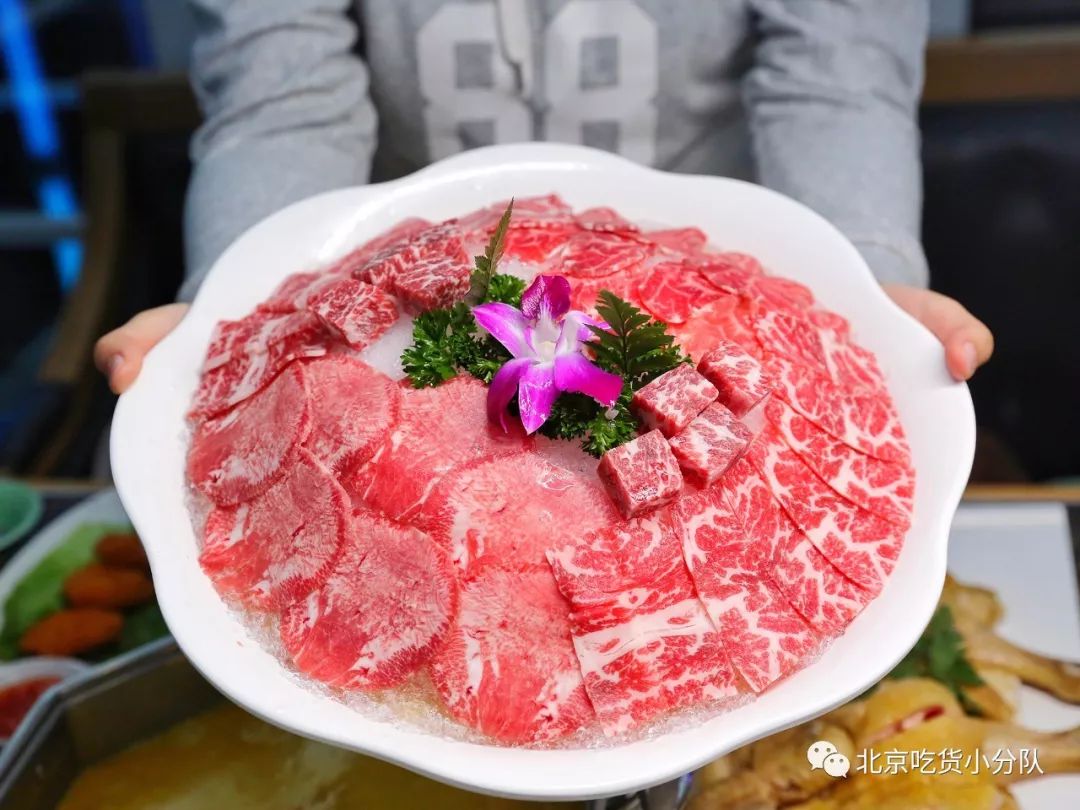 【牛肉拼盘】好大一盘,里面有分别是雪花牛肉粒,牛舌,降霜雪花肥牛