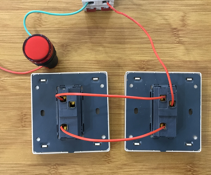 两个开关控制一盏灯,中间需要留几根线,接线