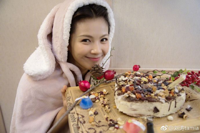 劉濤為工作人員手制蛋糕，色香味美，劉濤吐小舌頭賣萌太可愛 娛樂 第5張