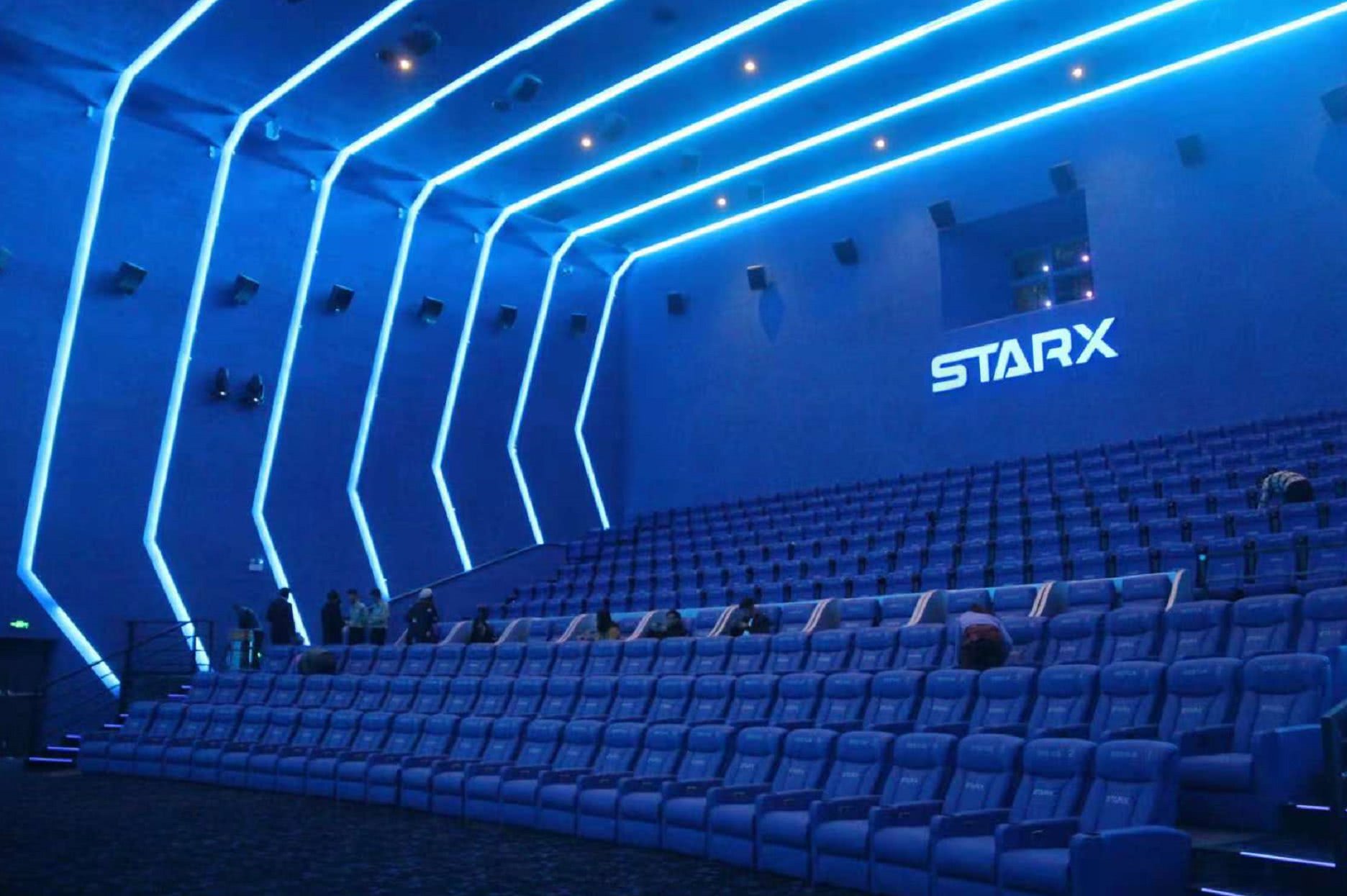走进starx巨幕厅瞬间就被惊艳到了,整个影厅是太空舱设计,金属银幕高