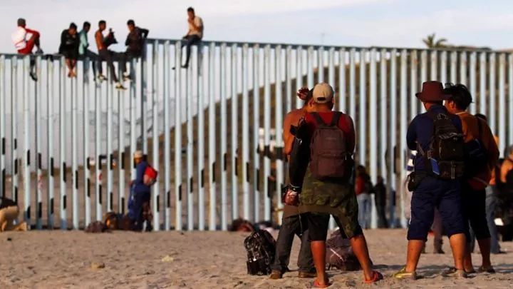 400名非法移民已经抵达墨西哥边境城市蒂华纳(tijuana,临近美国加州