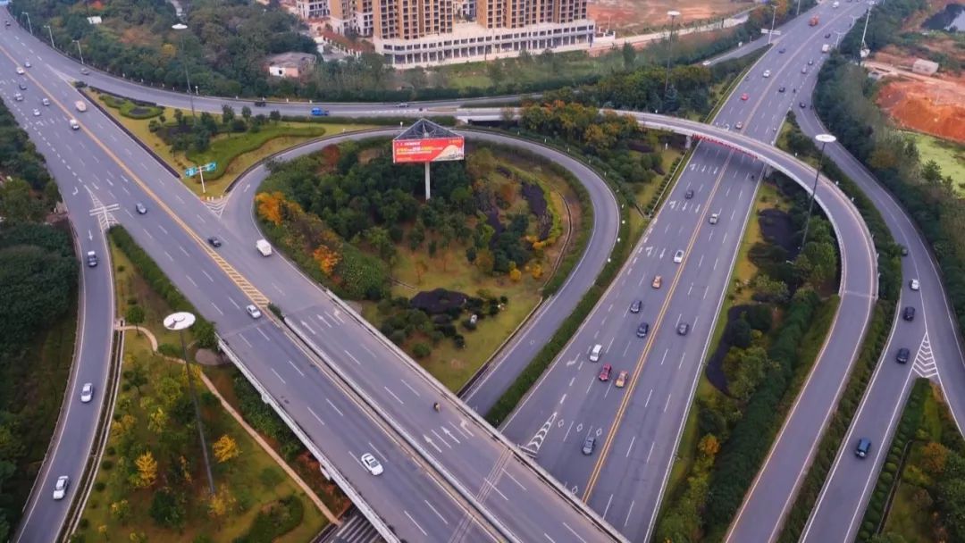 延伸:株洲城市交通变化大事记1988年,株洲大桥建成通车2002年,石峰