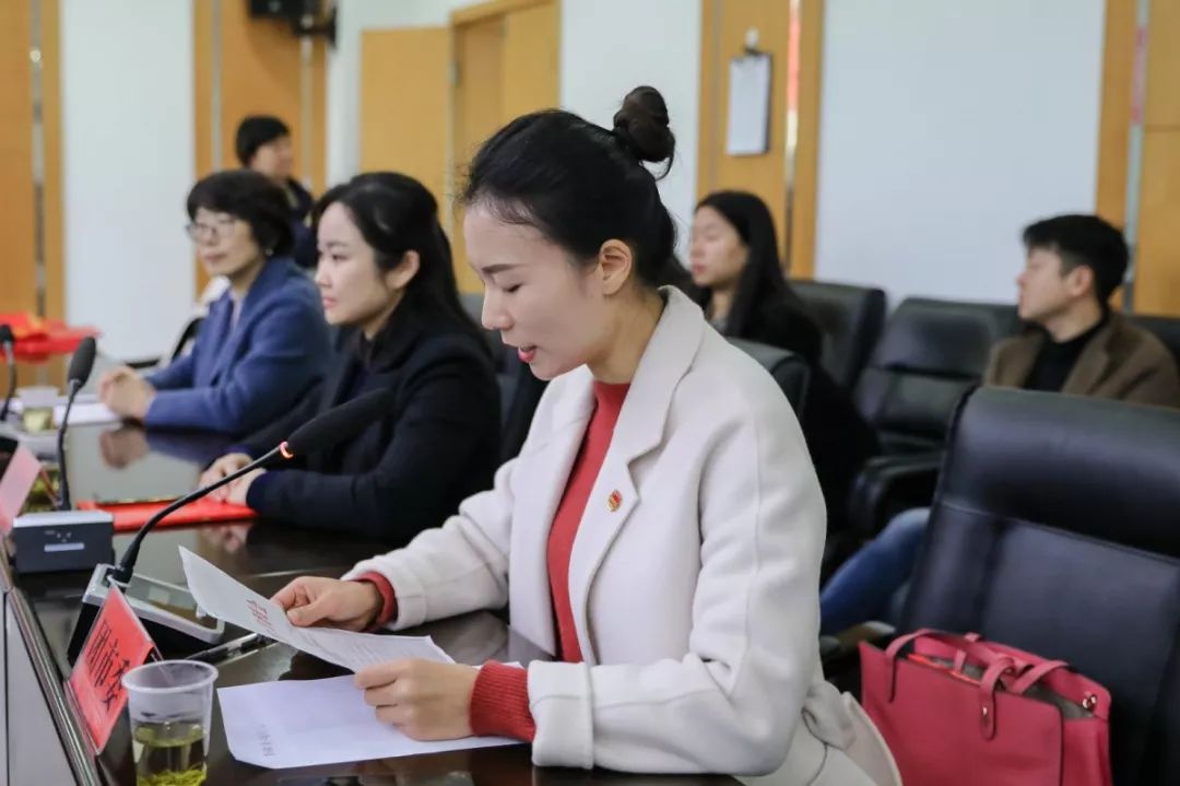 宜昌市妇联副主席龚曼丽宣读表彰文件座谈会上,汪周雨被授予"宜昌青年