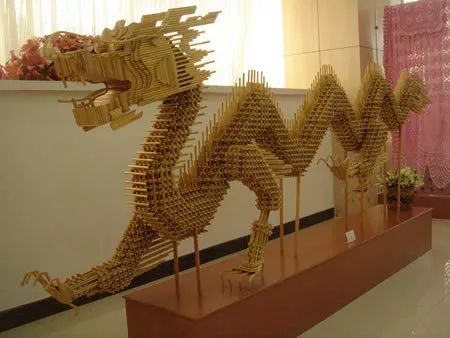 2008年,秸秆"中国龙"参加"情系奥运手工编织品网络大赛"并一举荣获