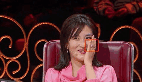謝娜節目現場落淚， 有誰注意她手上戴的戒指打臉半個娛樂圈 娛樂 第4張