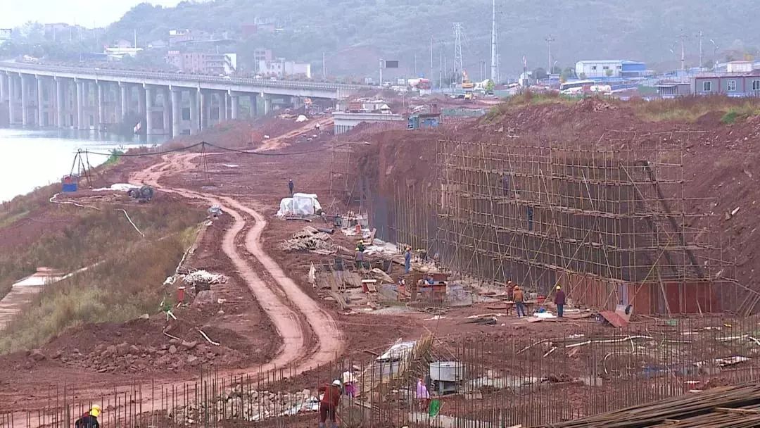 预计11月底进行大型乔木种植,预计今年春节前丰都县龙河东滨江公园