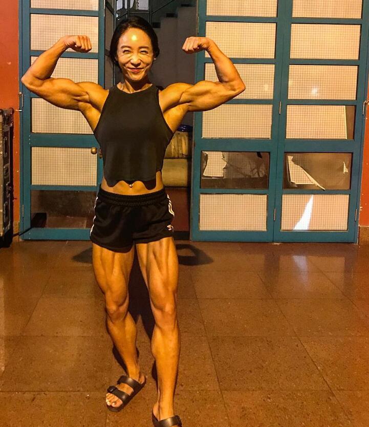韩国女子健美巨兽,四块腹肌超低体脂,体重68公斤肌肉不输男子
