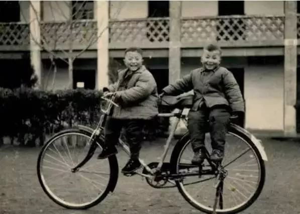 在路上看到谁戴着它 10 二八杠自行车 在六七十年代 一般家庭有了它