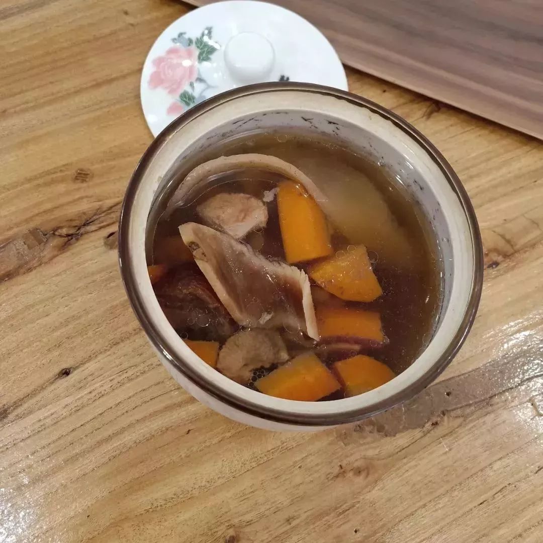 鲜土茯苓排骨汤(健脾祛湿)