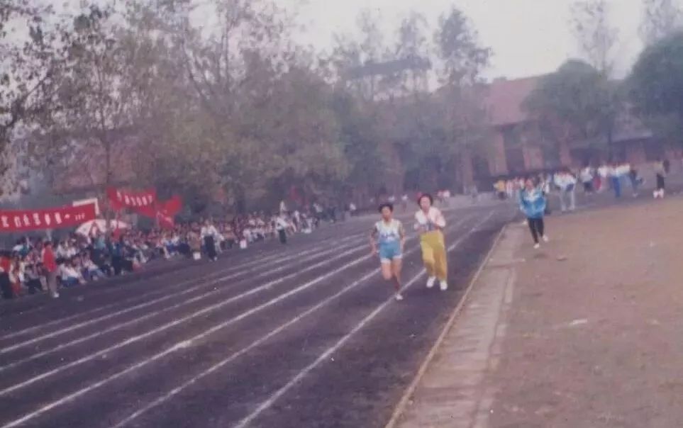 李海红在煤渣跑道上跑步当年的校运会上,李海红跑到3000米倒数第二
