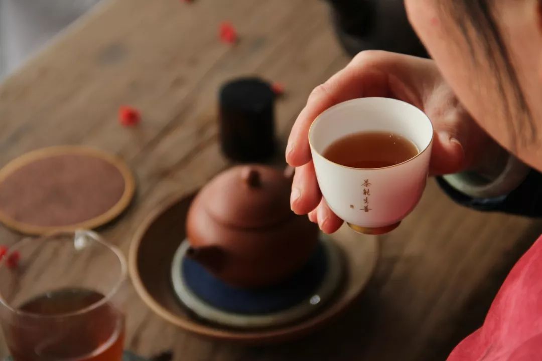 静下心来喝一杯好茶, 在平淡中品味生活的乐趣, 保持一份淡然的心境