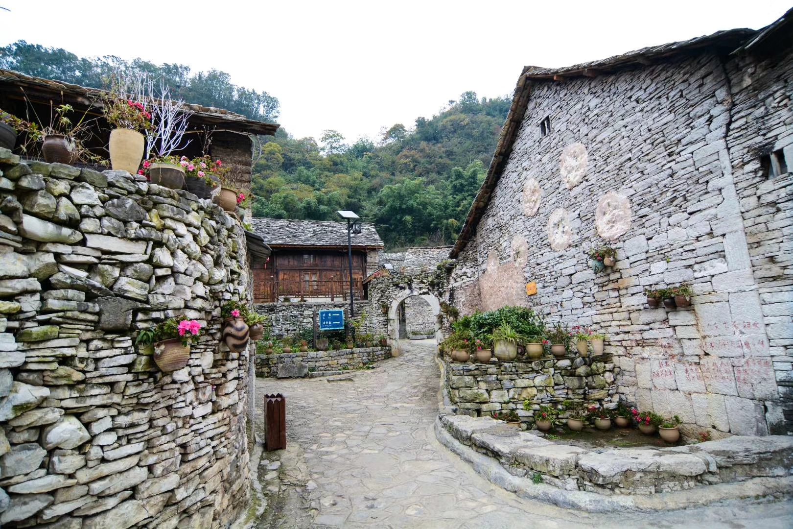 贵州藏着一个墨色千年布依古寨，整个村子竟然全部都是用石头造就而成-搜狐大视野-搜狐新闻