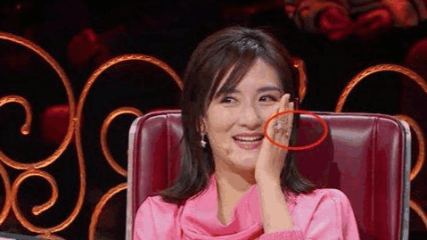 謝娜節目現場落淚， 有誰注意她手上戴的戒指打臉半個娛樂圈 娛樂 第3張