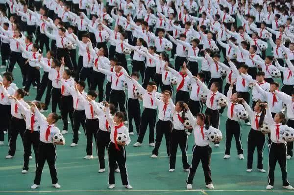 中学“足球舞”惹巨大争议，靠它中国足球何时才能圆梦世界杯？