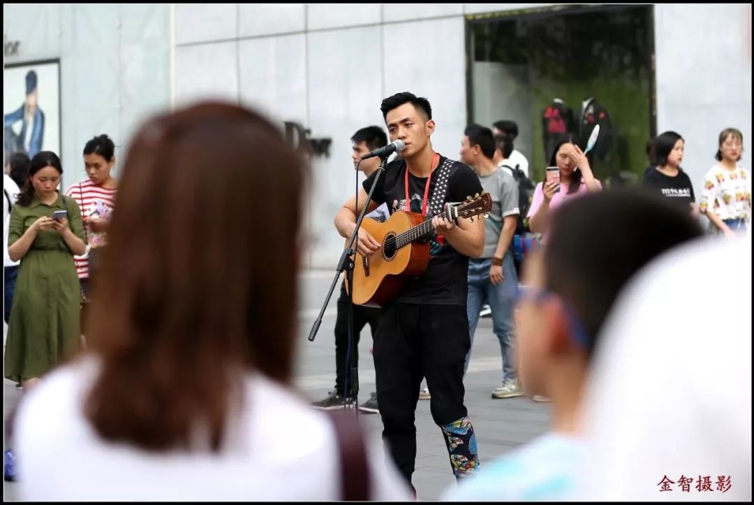 听涛歌彭忠豪是一个乐观向上,热爱生活的大男孩,喜