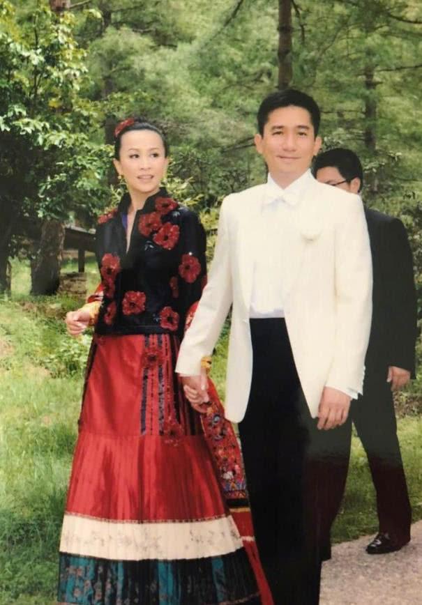 今年7月21日,刘嘉玲在微博晒出结婚照庆祝和老公梁朝伟结婚十