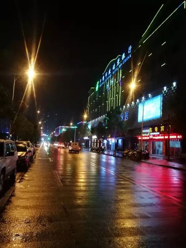 小城岳西,雨天的夜色街景!