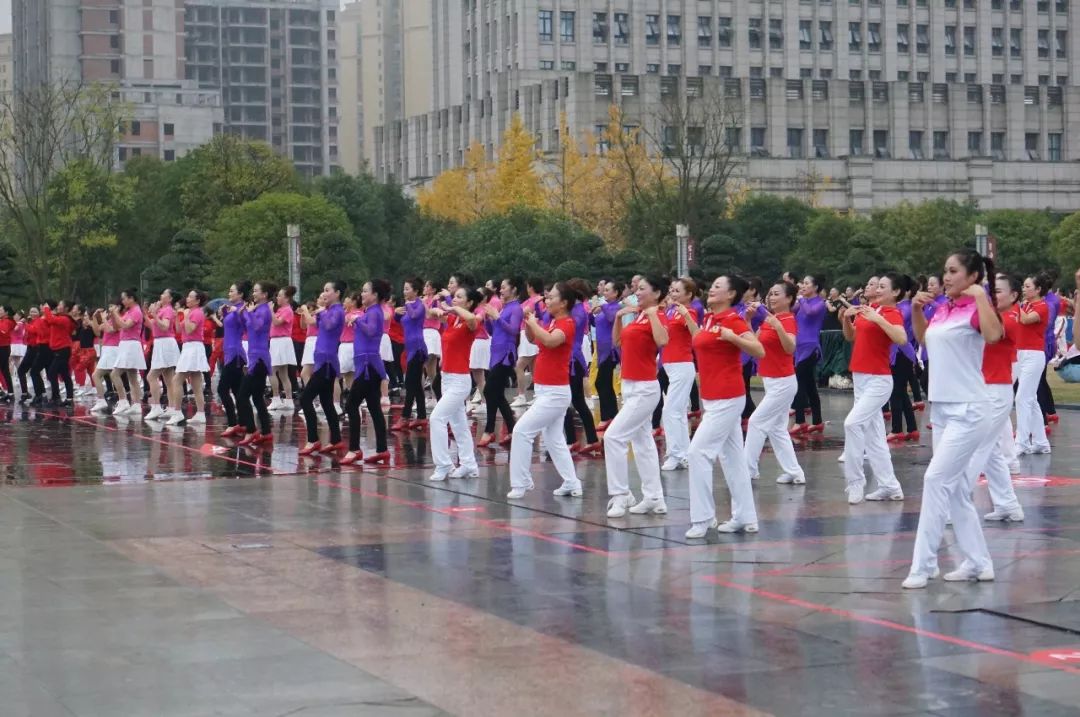 激情斗舞重庆市广场舞第二片区展演上演最炫民族风