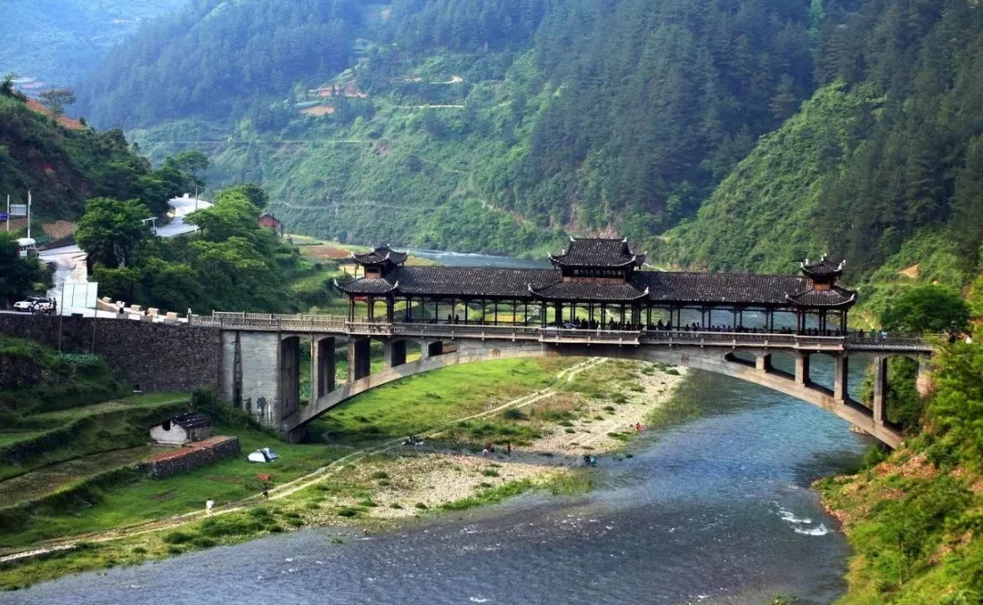 "侗族文化建筑艺术结晶"----贵州黎平地坪风雨桥 地坪风雨桥位于贵州