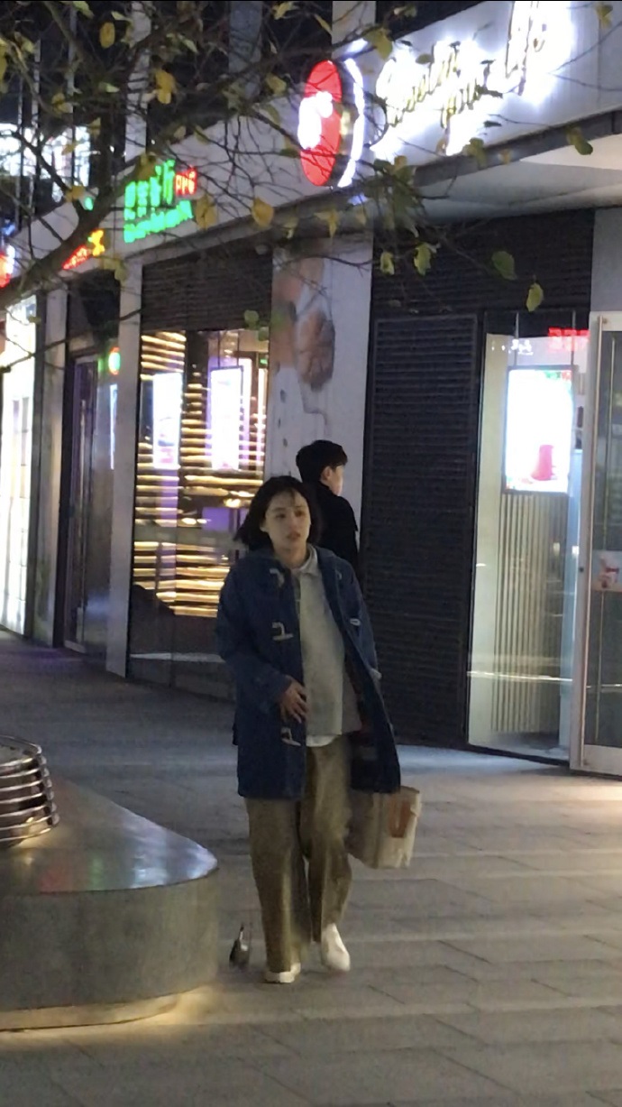 鄧倫馬思純北京街頭拍戲被偶遇，「純倫CP」同框配一臉 娛樂 第5張