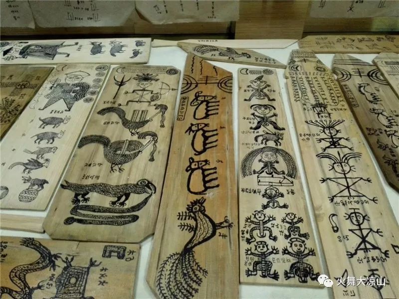 美姑县对毕摩绘画进行收集整理工作_文化遗产