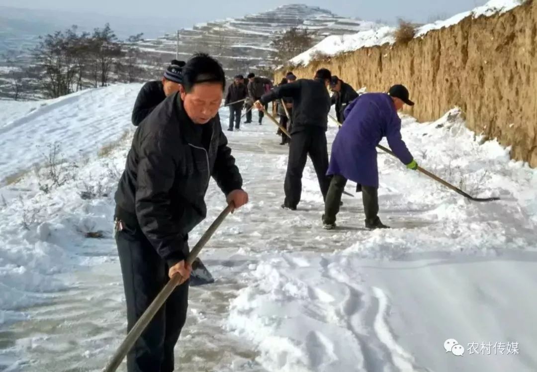 秦安山上积雪深,村民扫雪护路!_胡崖村