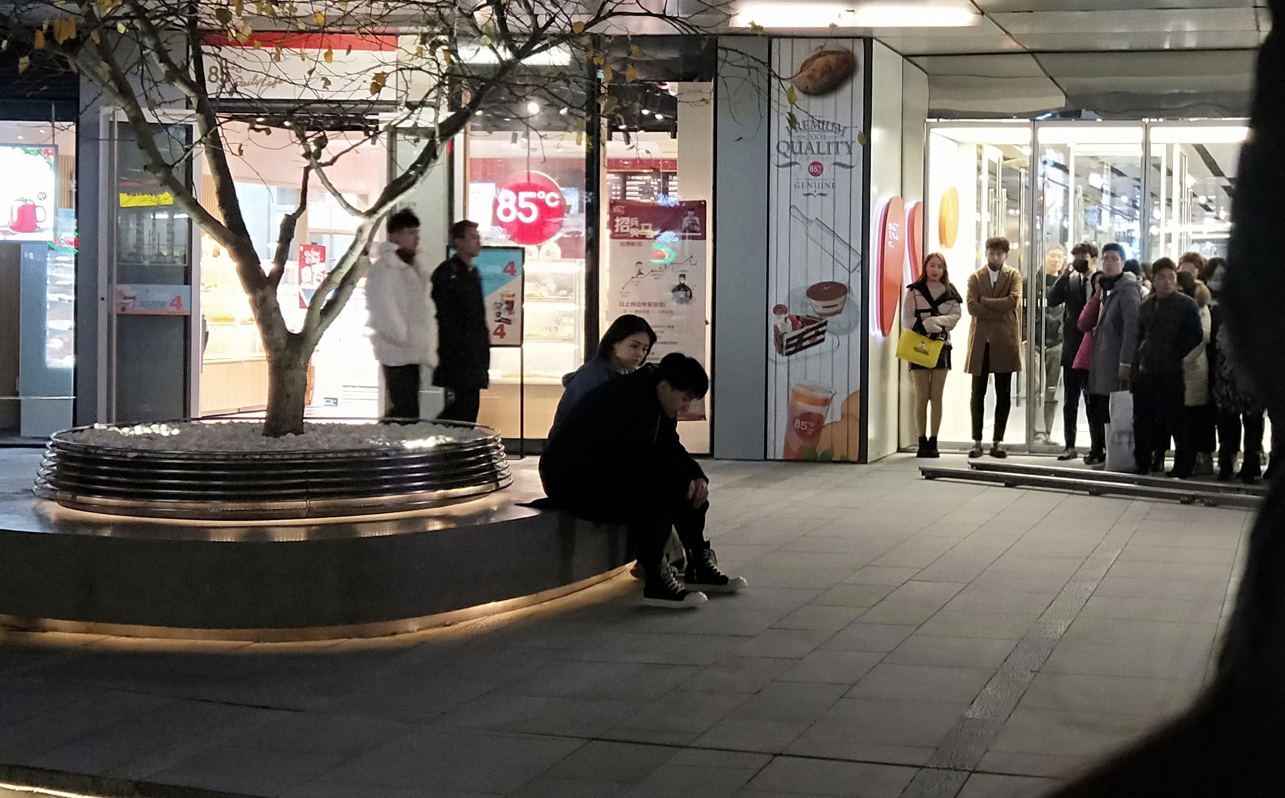 鄧倫馬思純北京街頭拍戲被偶遇，「純倫CP」同框配一臉 娛樂 第6張