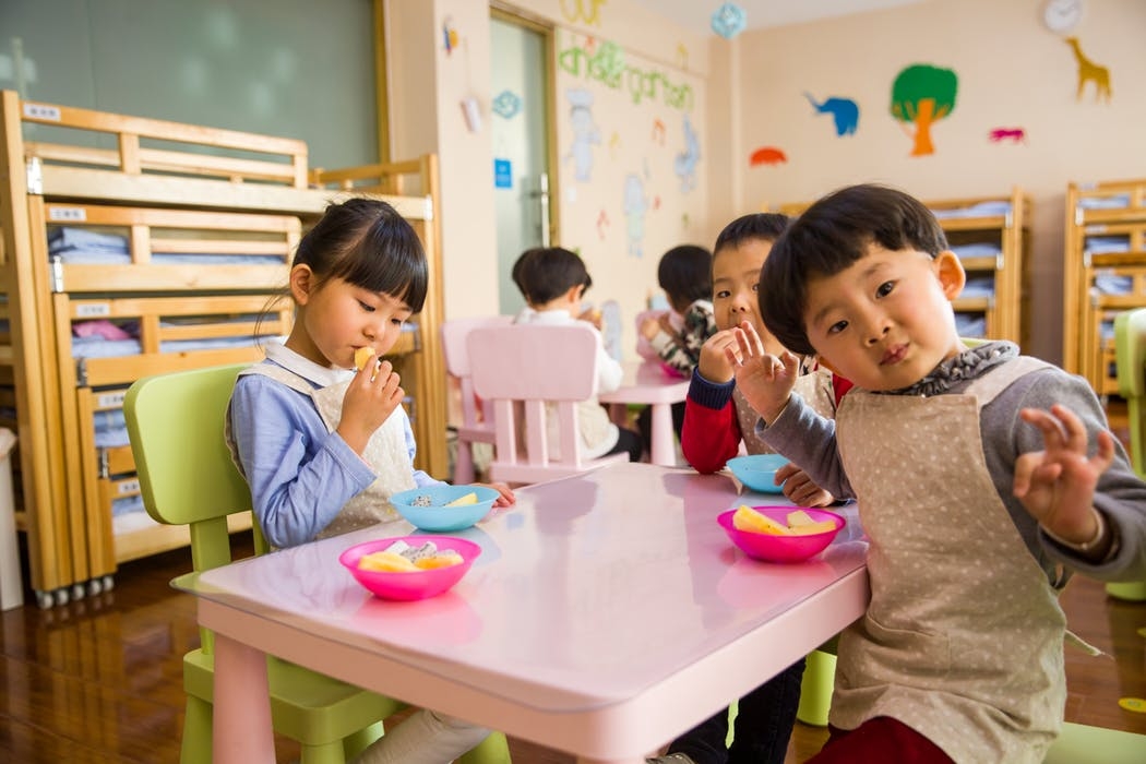 学前教育新规引发红黄蓝暴跌，民办幼儿园未来到底向何处去？