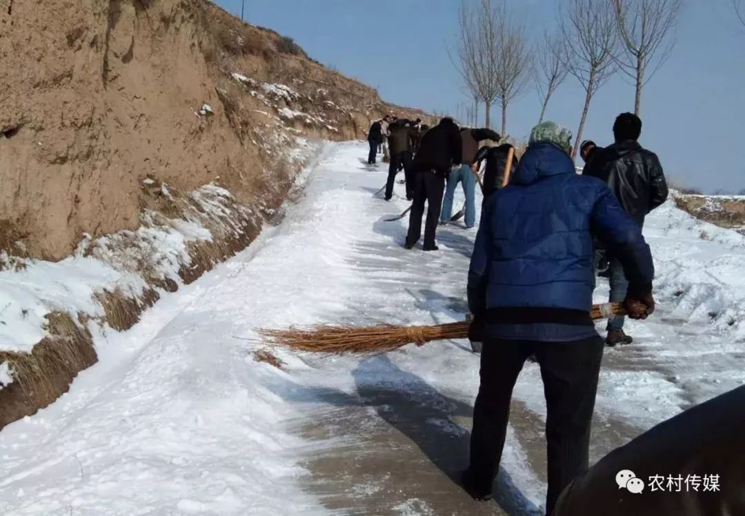 秦安山上积雪深,村民扫雪护路!_胡崖村