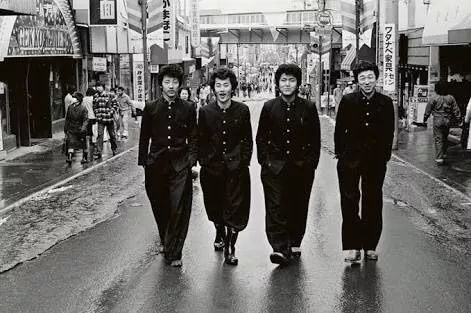 因为猫王,美国文化大量输入,日本70-80年代这种发型流行得飞起,例如