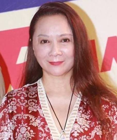 54歲的張曼玉也老瞭，神似蔡明美的精致，網友：是我奶奶的樣子！