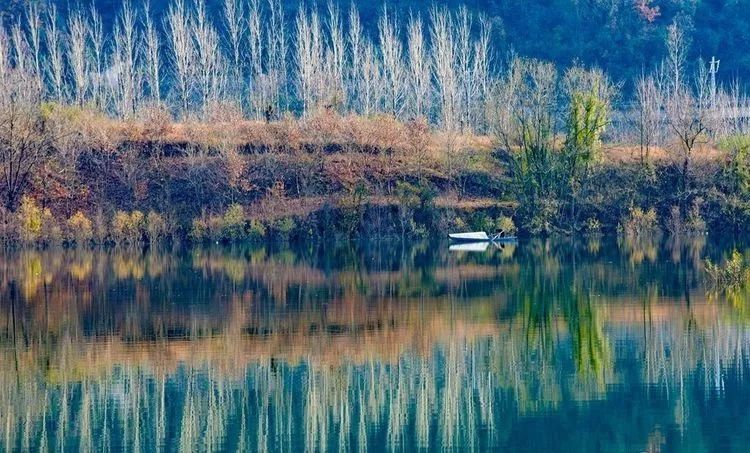 七星湖位于汉中西乡城东茶镇境内, 风景区内水道长70余公里, 是汉中