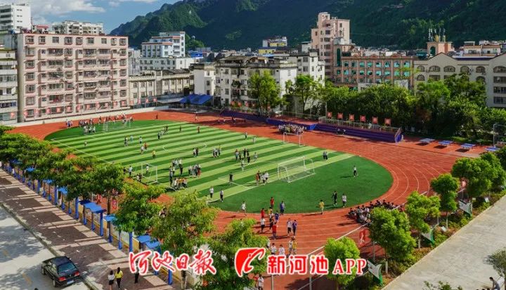 图为天峨县初级中学标准化运动场建成投入使用.