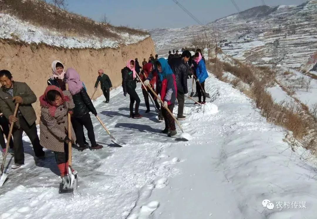 秦安山上积雪深,村民扫雪护路!_胡崖村