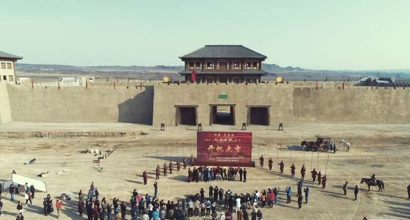 段奕宏回家乡拍电影,新疆多地取景,还征用了那拉提的马队