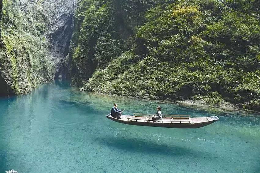 木船在清到透明的水上漂浮 这样的美景不在外国 就在湖北恩施大峡谷!