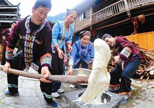 龙脊三月三到龙脊梯田,你将更加了解当地习俗,包括山歌迎宾,长鼓舞,红