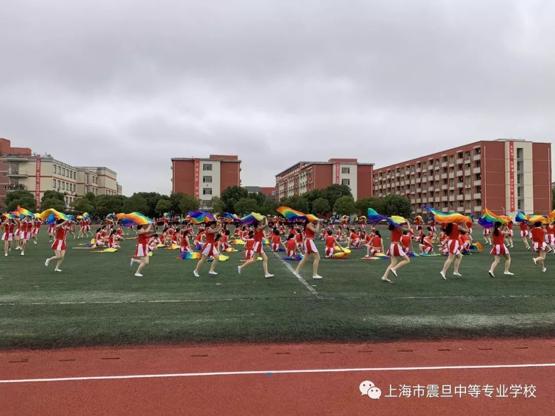 其中,震旦中专由120名女学生组成的团体操队伍演绎一场《我们的十七岁