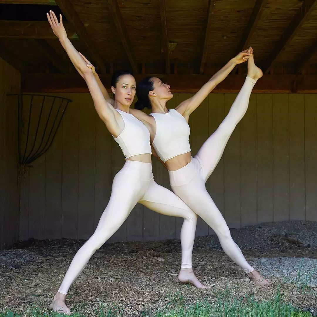当女生练起双人瑜伽，这体式的搭配，真是美的动人心魄|幻椅式|骆驼式|体式_新浪新闻