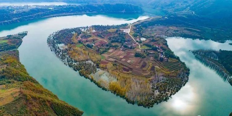 七星湖位于汉中西乡城东茶镇境内, 风景区内水道长70余公里, 是汉中