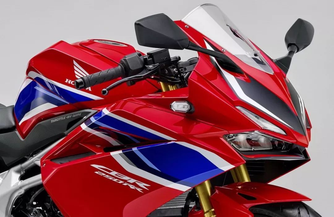 honda 向日本市场推出厂队图案的 cbr250rr