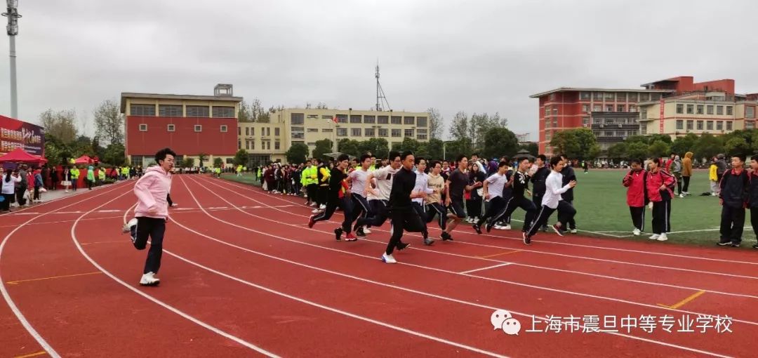 其中,震旦中专由120名女学生组成的团体操队伍演绎一场《我们的十七岁