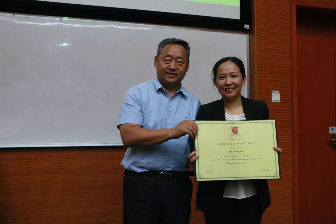 人文社科学院副院长王立弟教授为陶文琼女士颁发校外导师证书人文社科