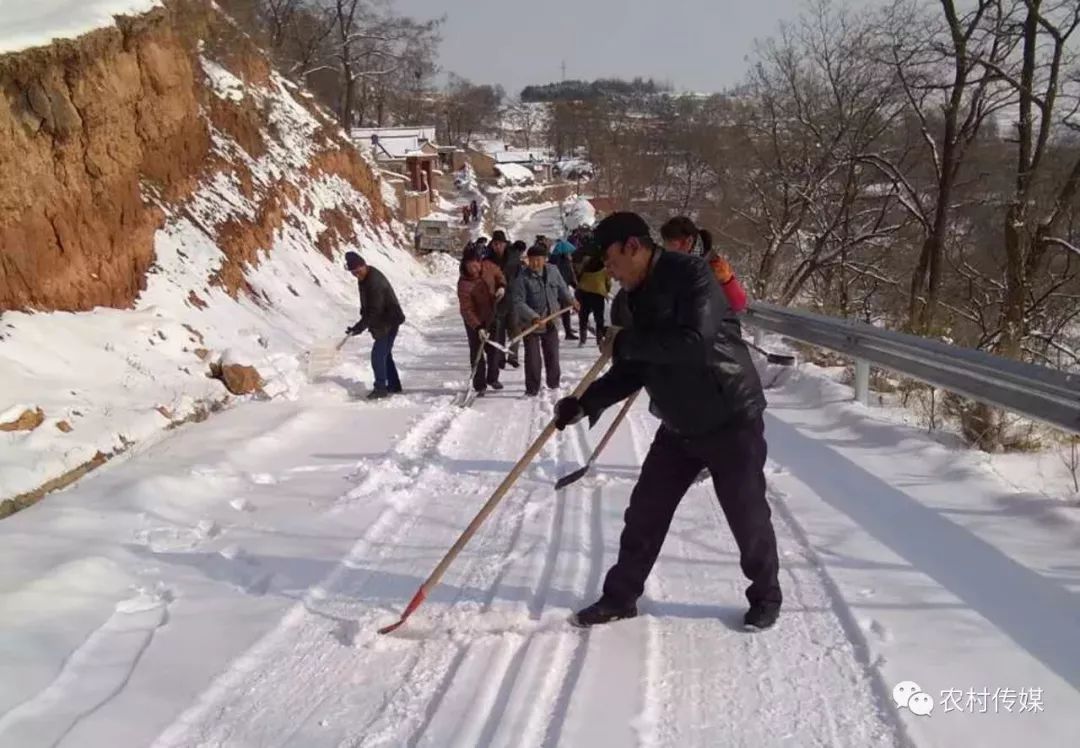 秦安山上积雪深,村民扫雪护路!_胡崖村